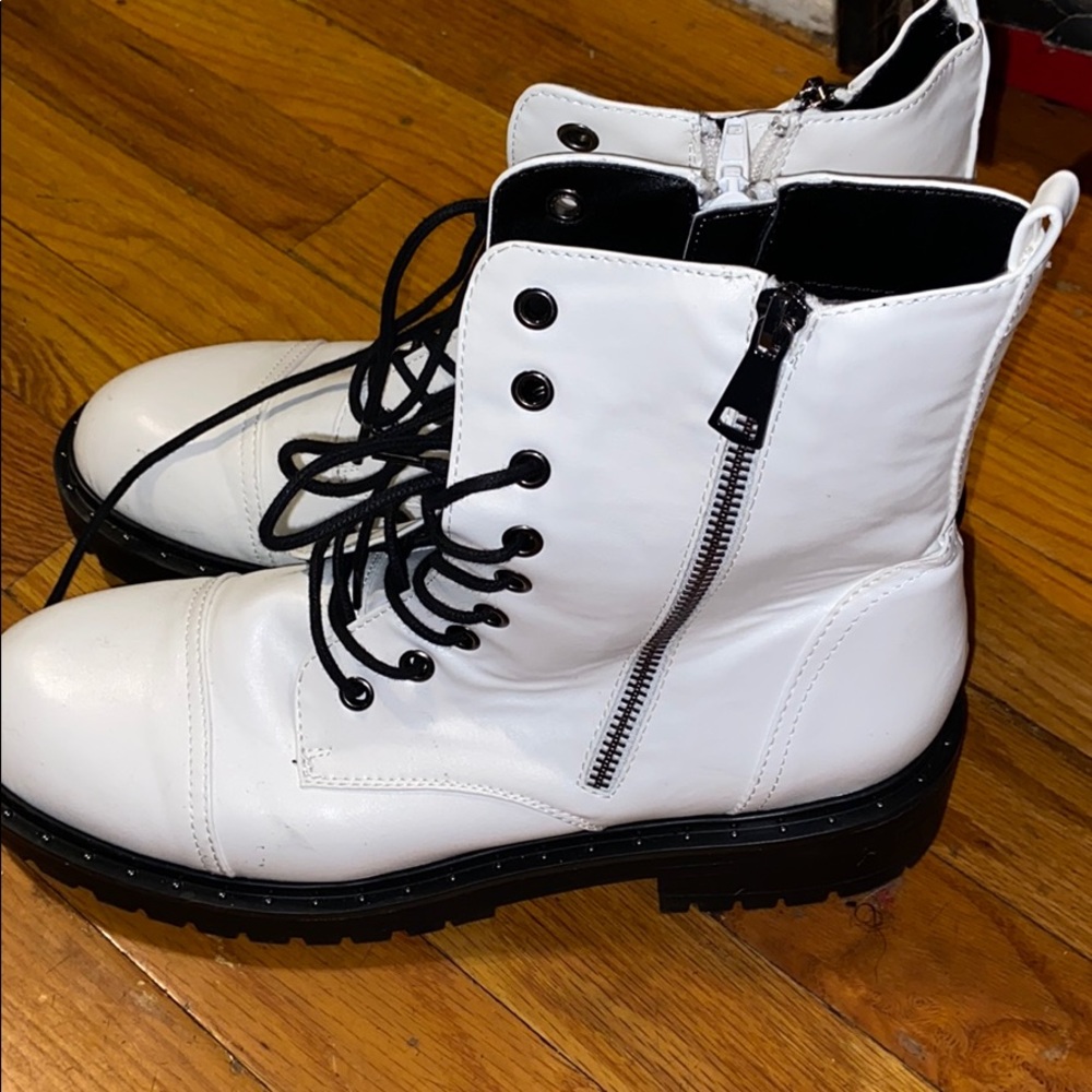 White boots - Picture 3 of 4